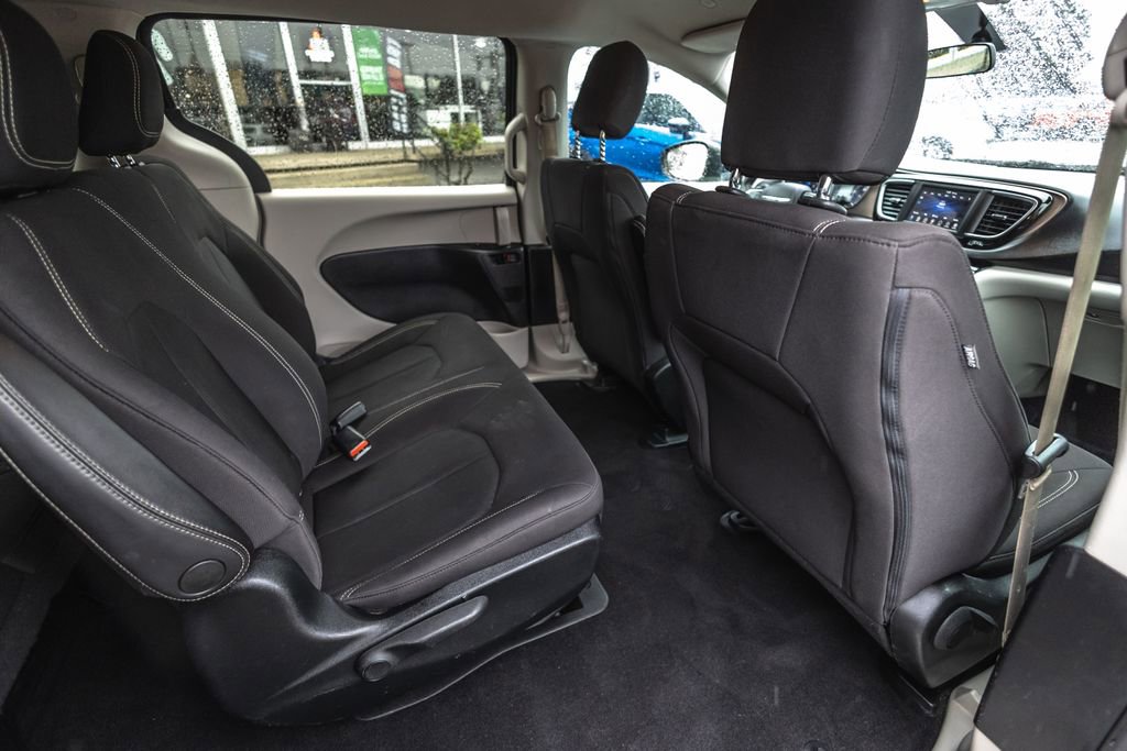 Used 2020 Chrysler Voyager L FWD image 32