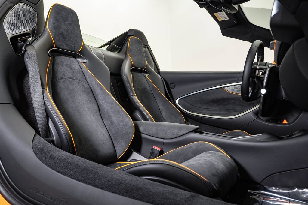 Used 2026 McLaren Artura Spider RWD image 21