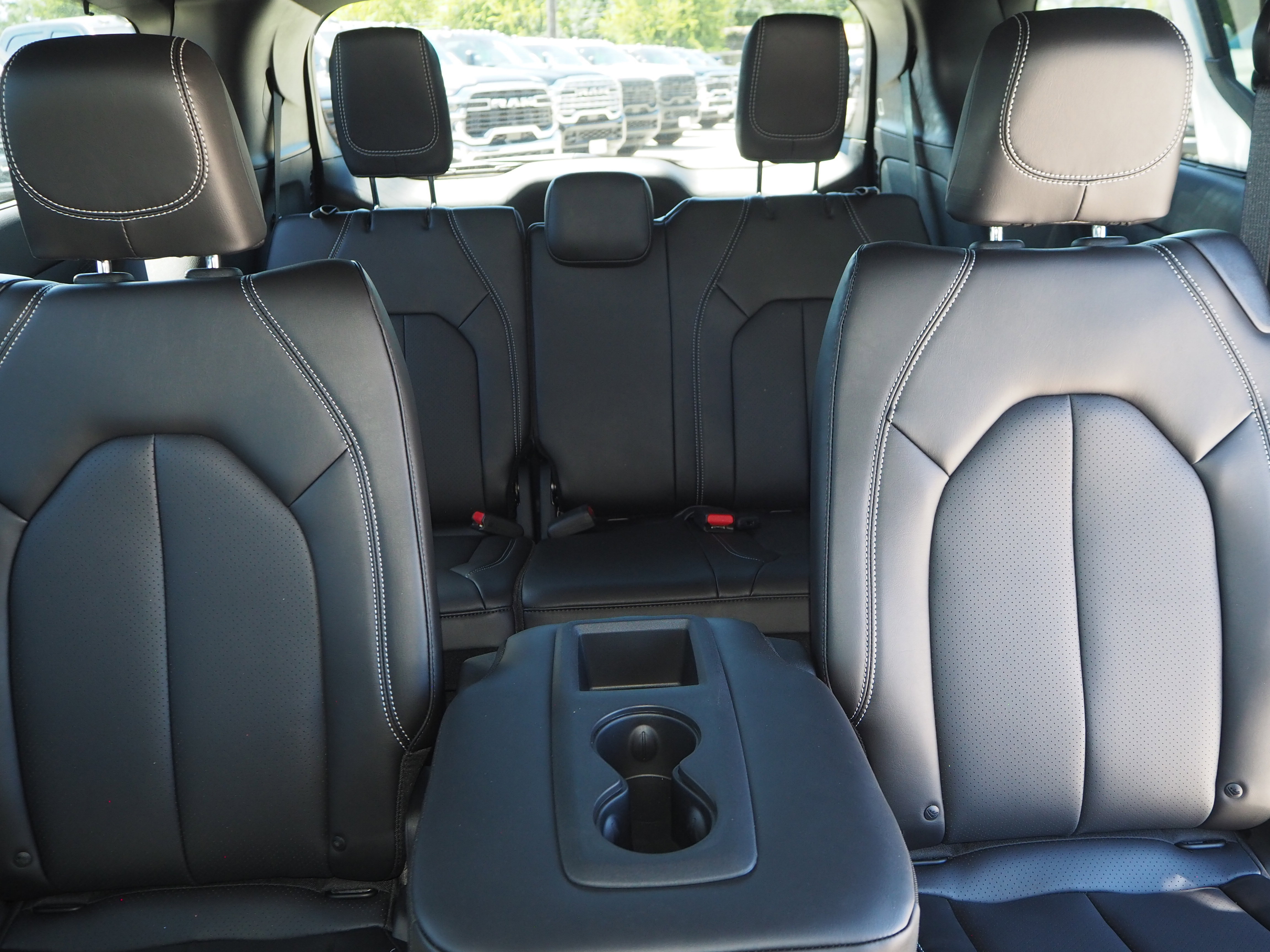 New 2025 Chrysler Pacifica Select w/ Uconnect Theater Family Group FWD image 18