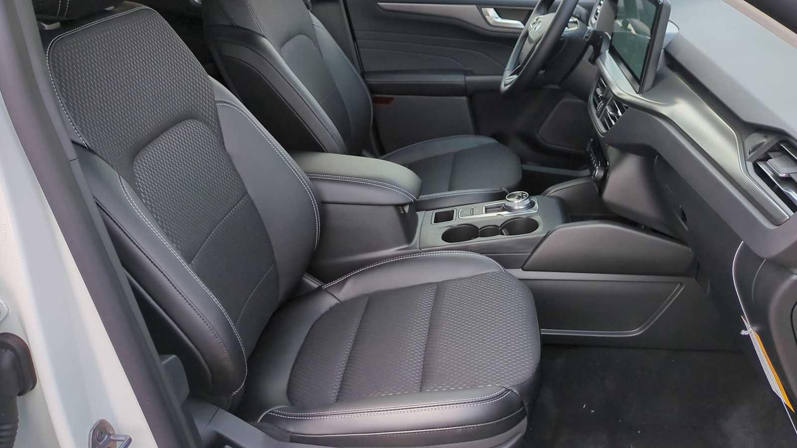New 2025 Ford Escape SE FWD image 17