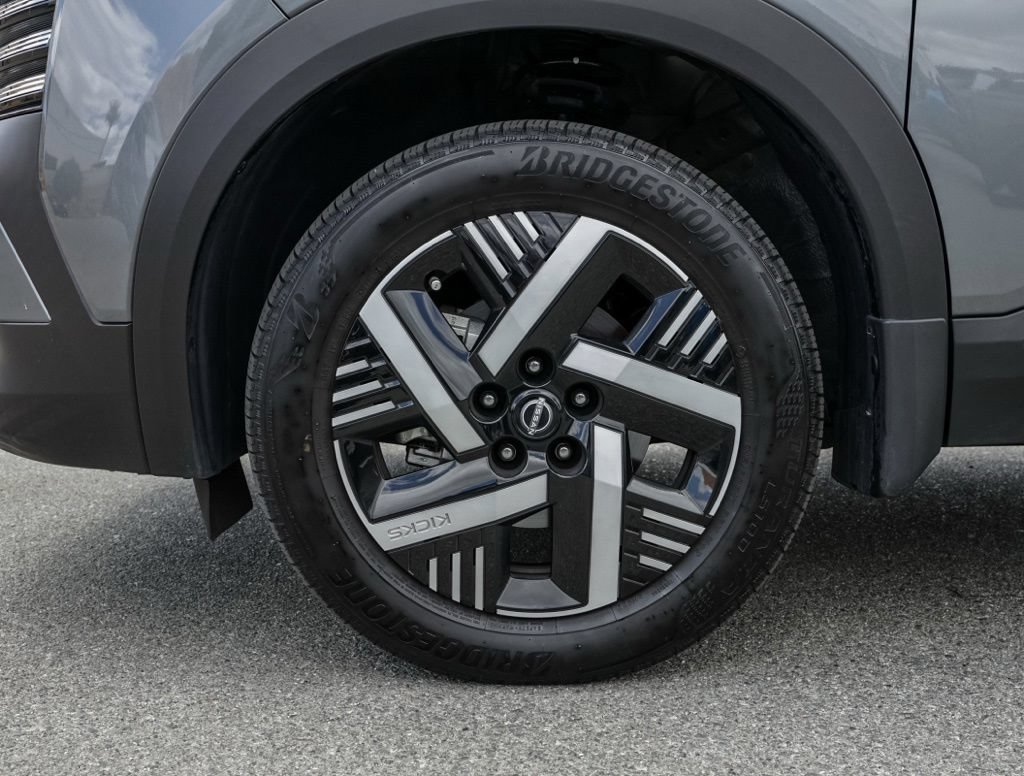 Used 2025 Nissan Kicks SV FWD image 11