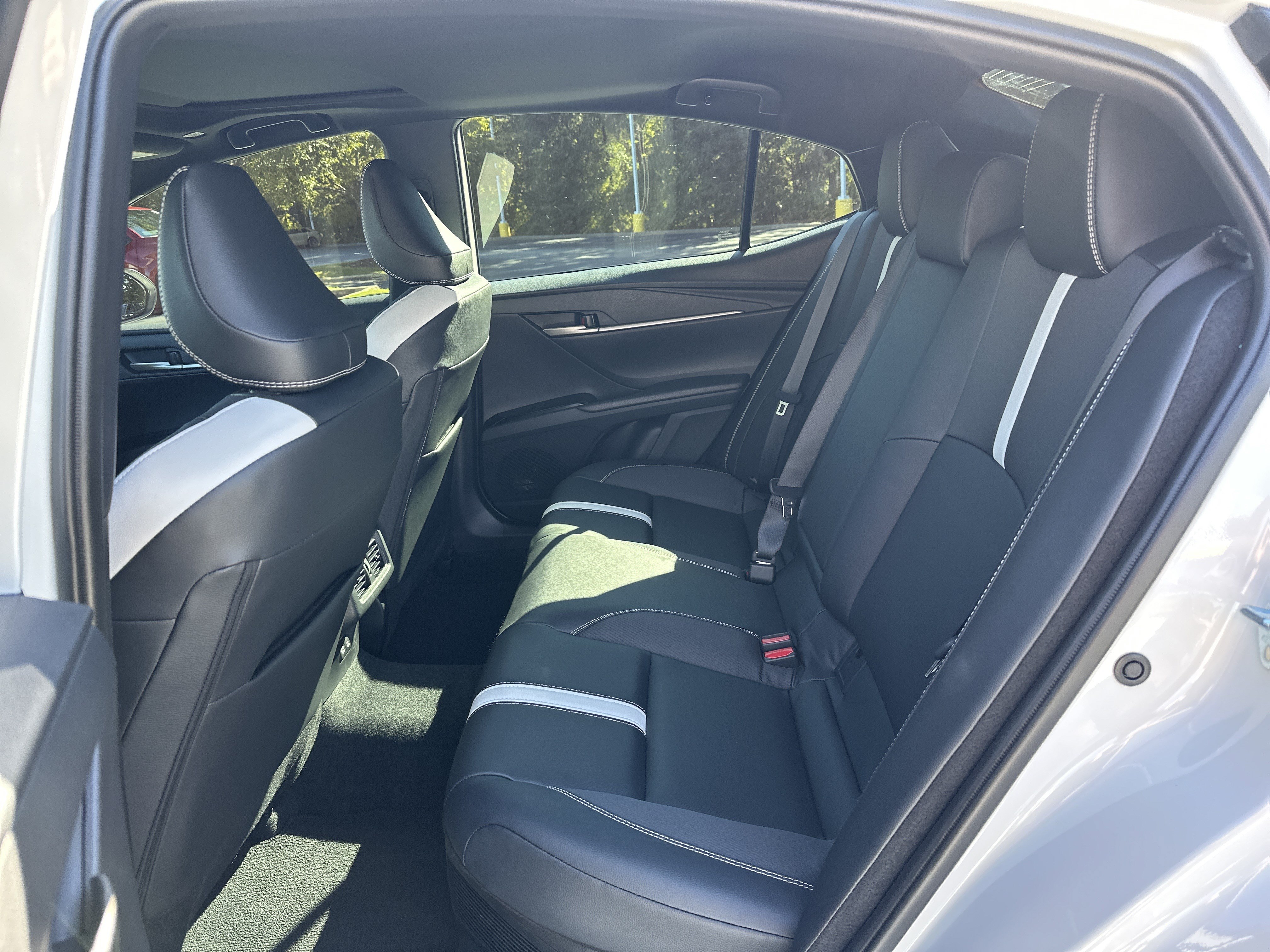 Used 2026 Toyota Camry Hybrid w/ Multimedia Upgrade Package FWD image 31