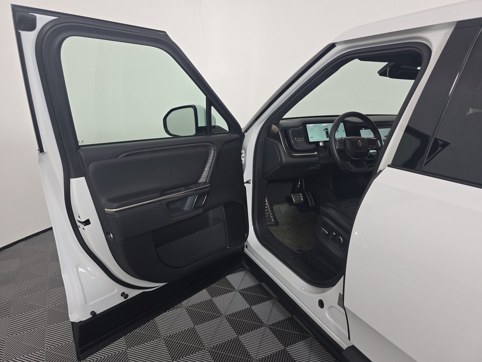 Used 2024 Rivian R1T Adventure AWD/4WD image 16
