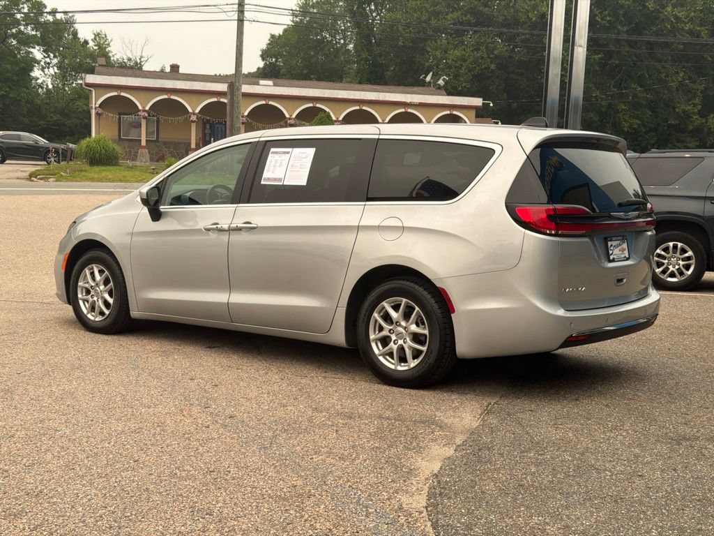 Used 2023 Chrysler Pacifica Touring-L FWD image 5