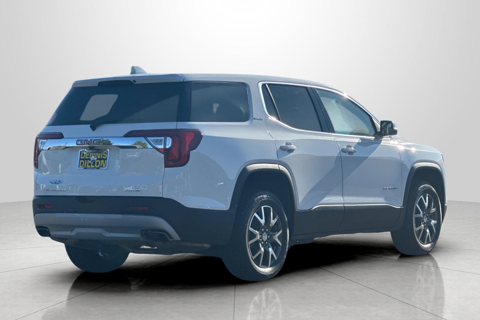 Used 2023 GMC Acadia SLE image 4