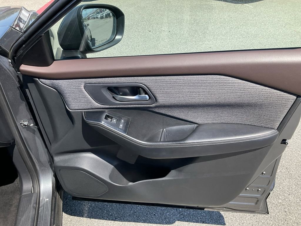 Used 2023 Nissan Rogue SV image 28