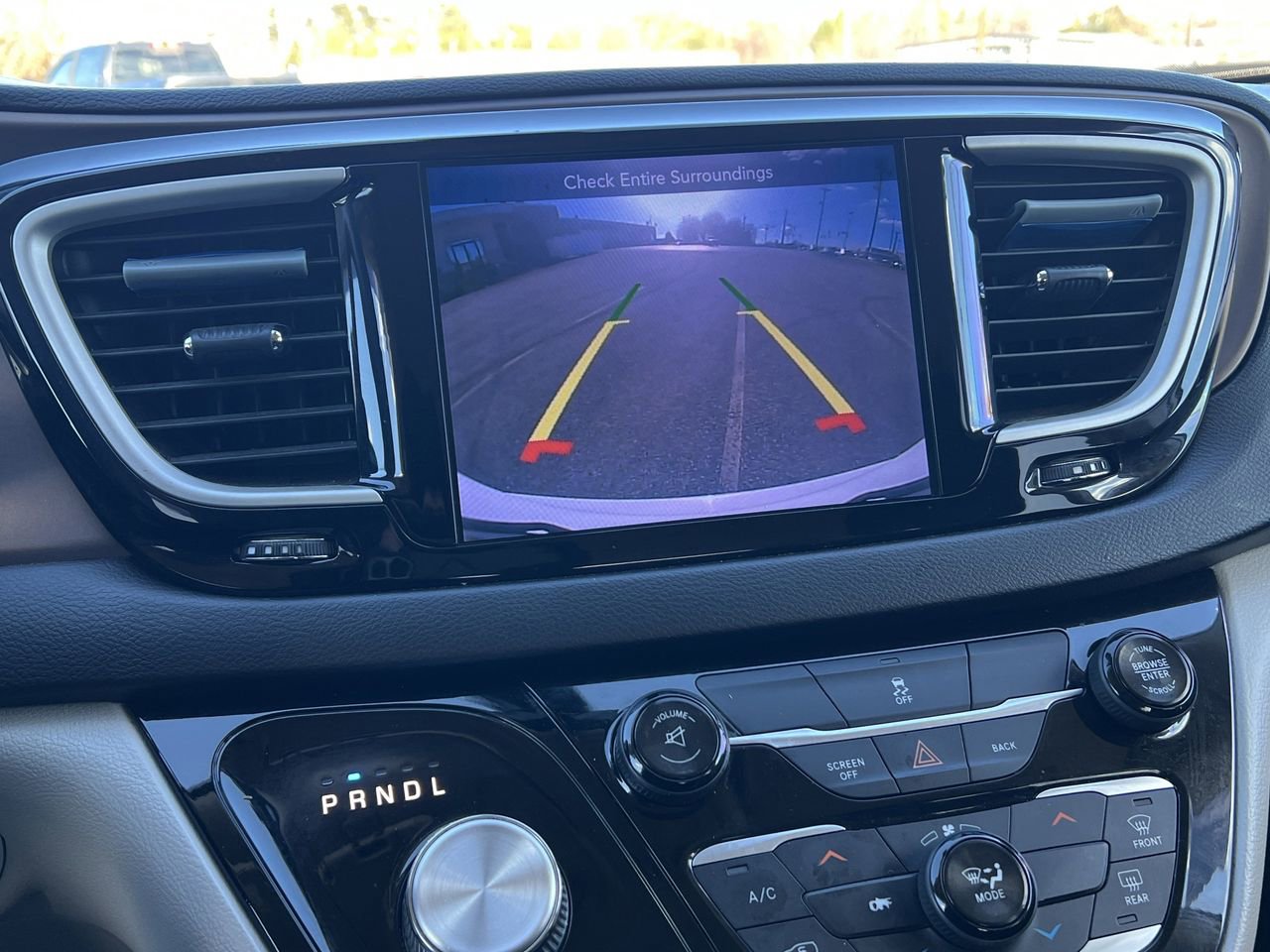 Used 2017 Chrysler Pacifica Touring image 3