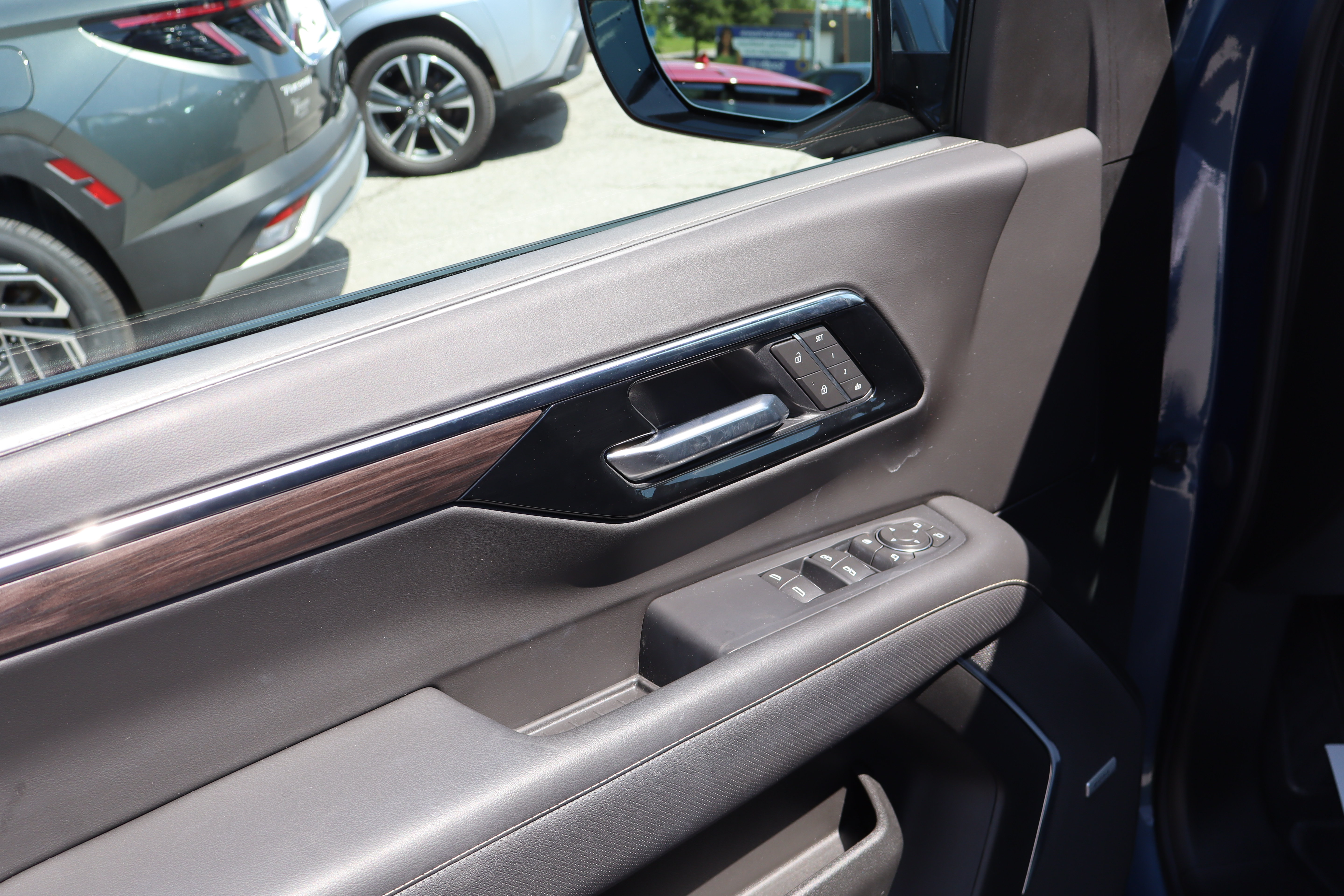 Used 2025 Chevrolet Tahoe Premier w/ LPO, Illumination Package AWD/4WD image 19
