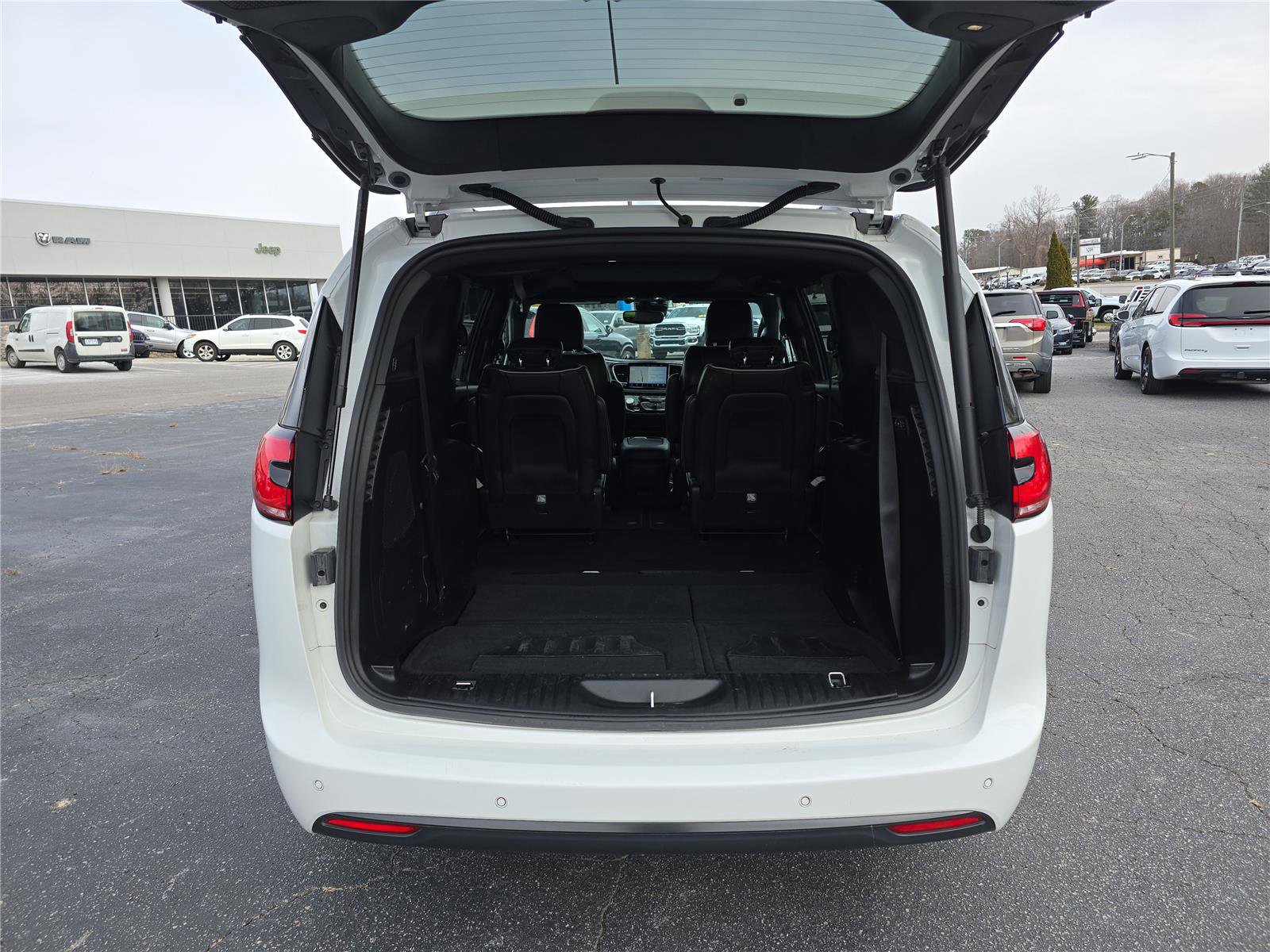 Used 2021 Chrysler Pacifica Limited w/ S Appearance Package image 5