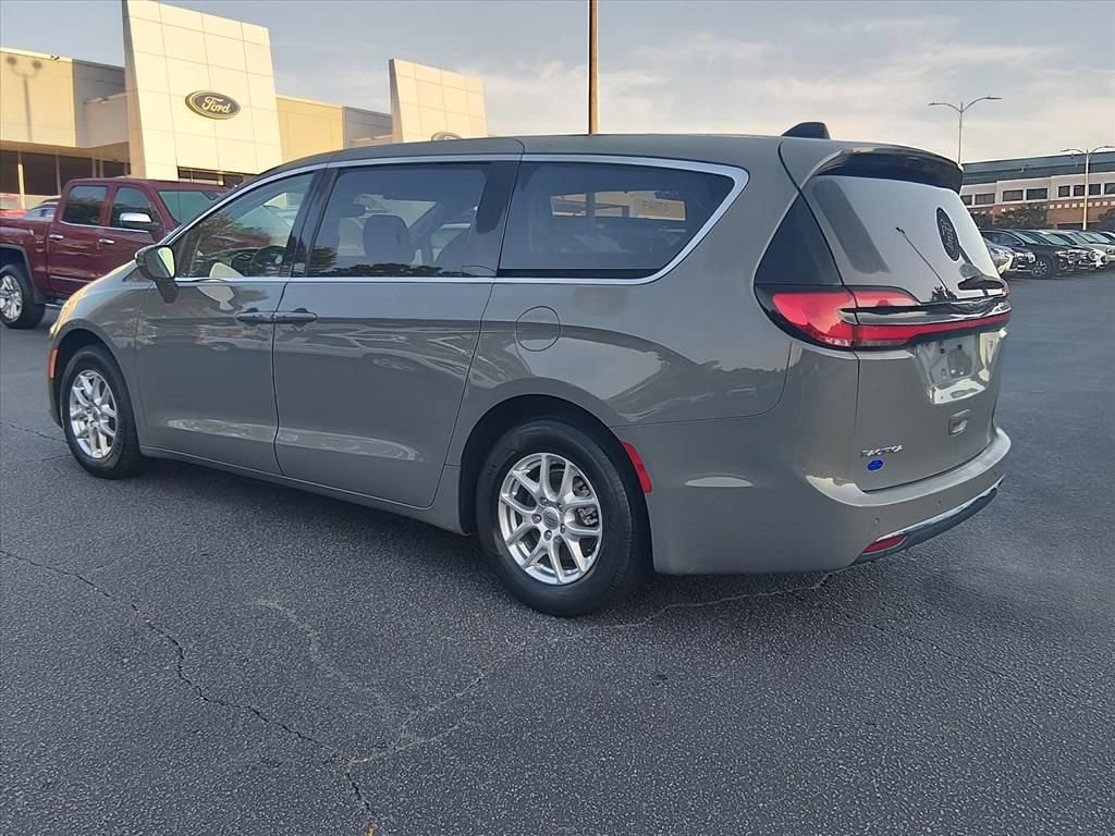 Used 2023 Chrysler Pacifica Touring-L FWD image 6
