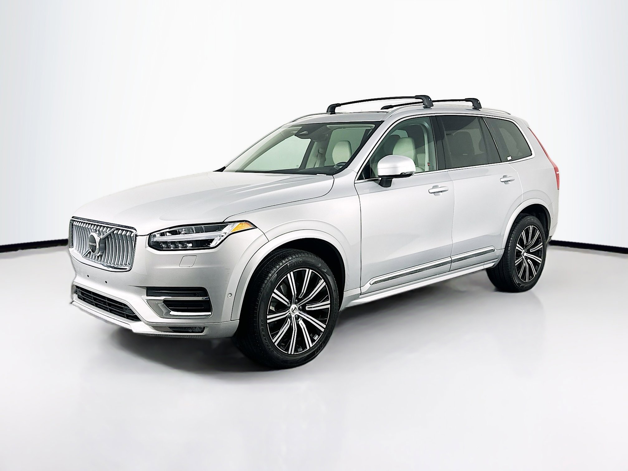 Used 2023 Volvo XC90 B6 Plus image 3