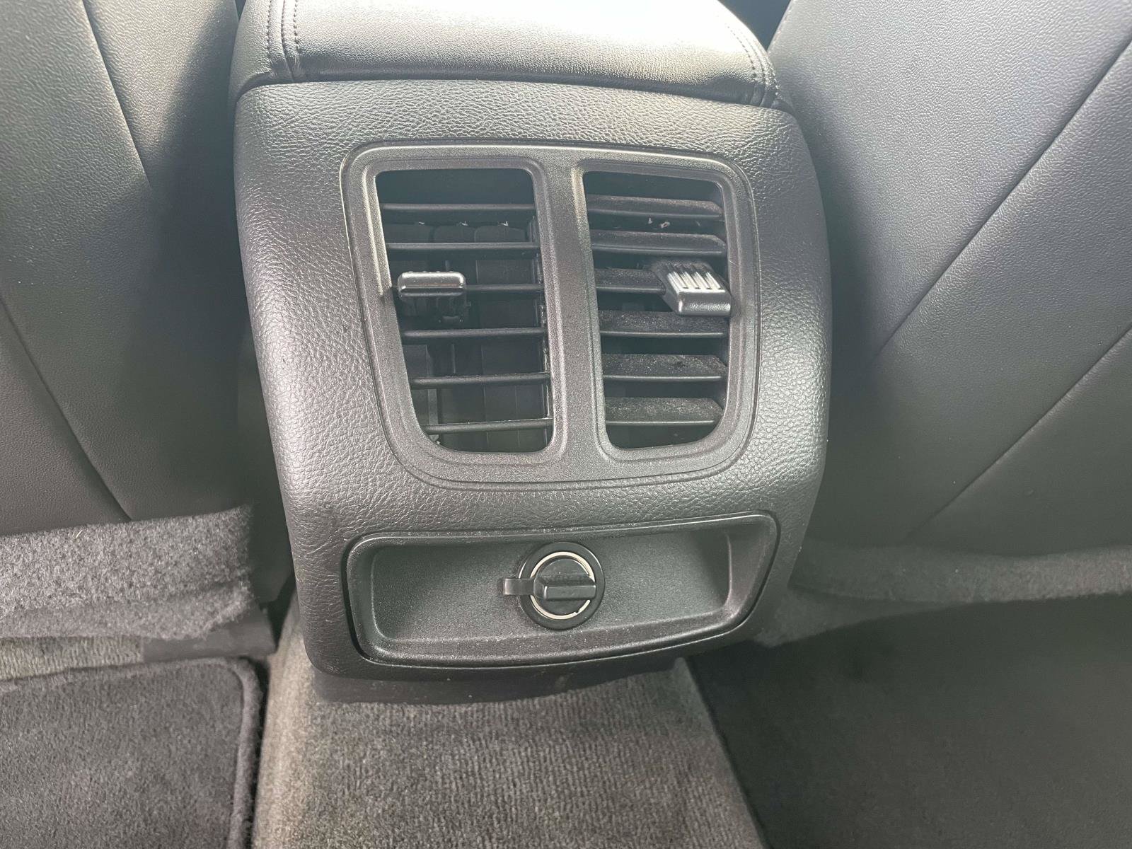 Used 2015 Ford Taurus SEL FWD image 12