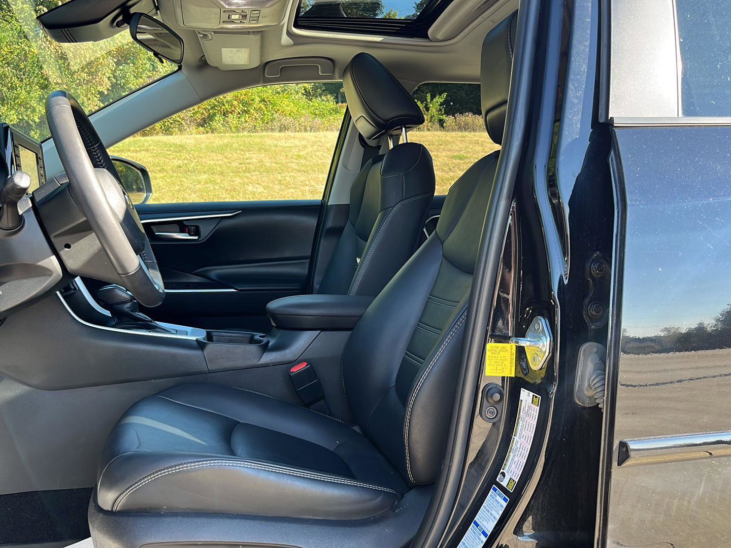 Used 2022 Toyota RAV4 XLE Premium image 14