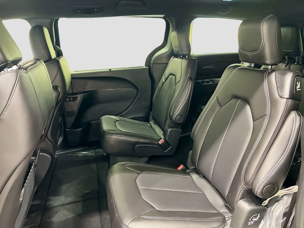 New 2026 Chrysler Pacifica Select image 11
