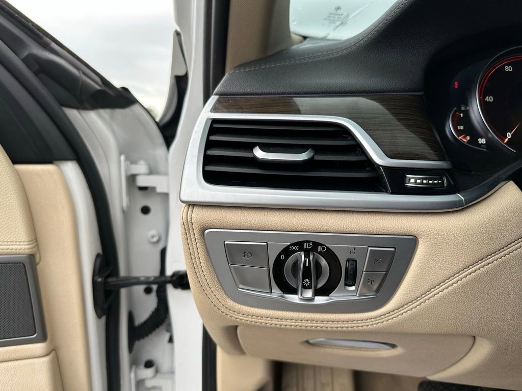Used 2018 BMW 740i xDrive image 21