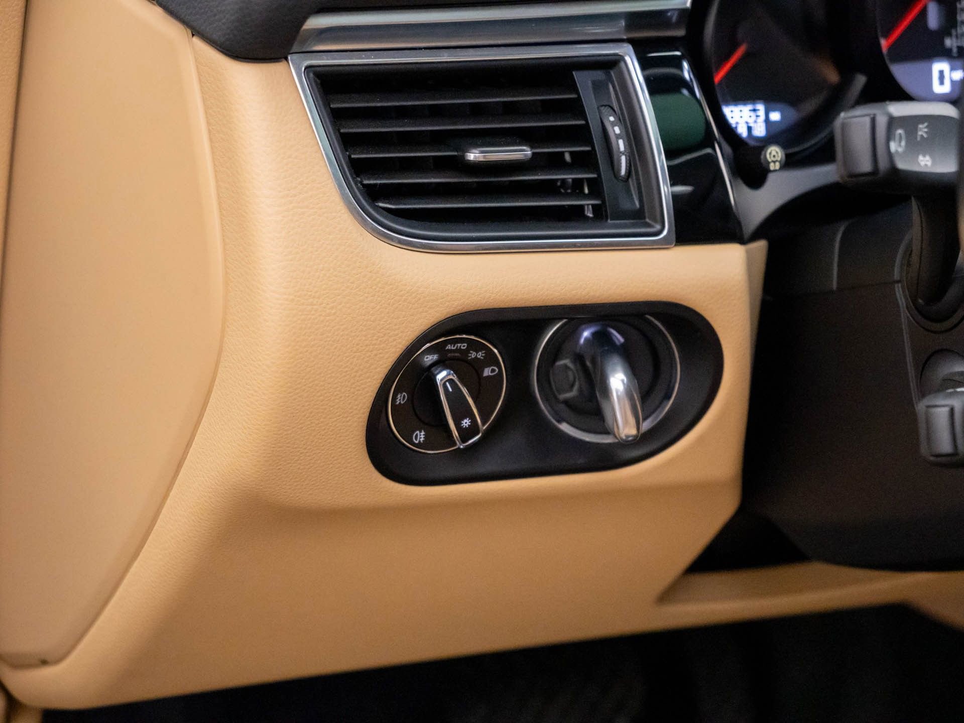 Used 2018 Porsche Macan image 21