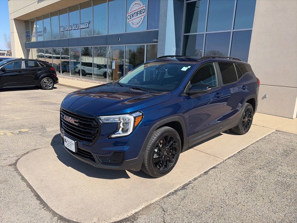 Used 2023 GMC Terrain SLE w/ Elevation Edition image 4
