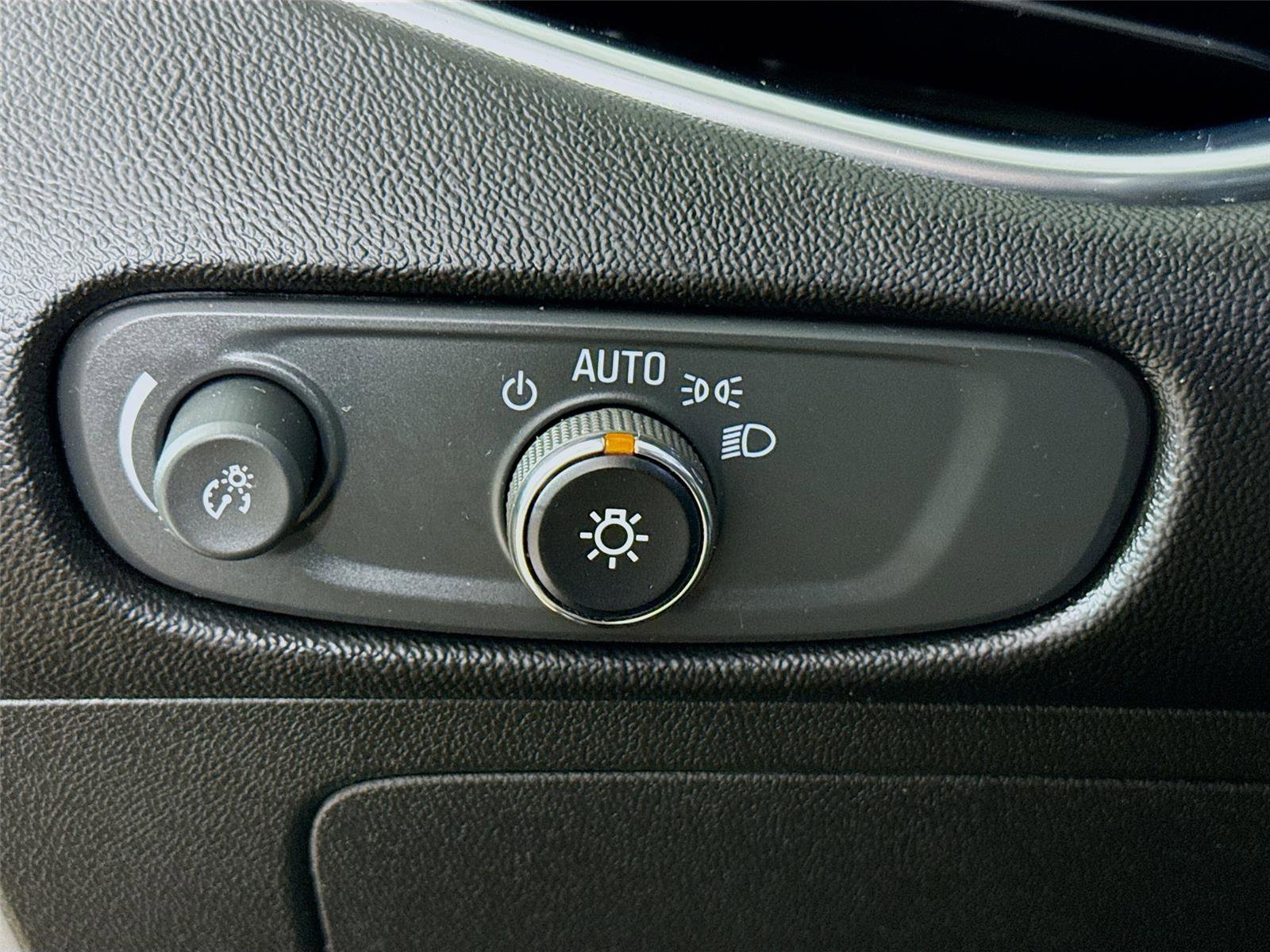 Used 2017 Chevrolet Malibu LT image 14