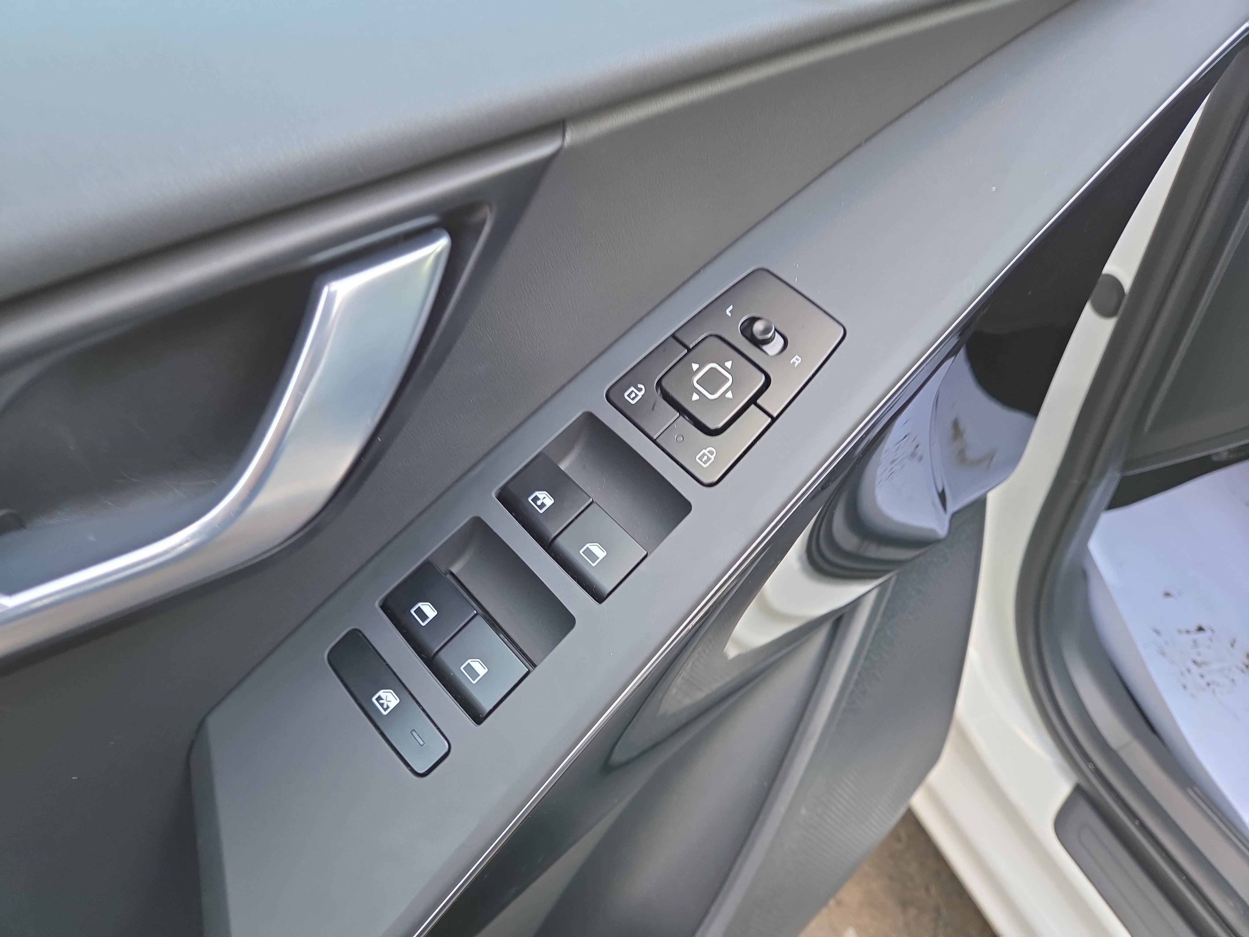 Used 2024 Kia Niro EX w/ EX Cold Weather Package image 16