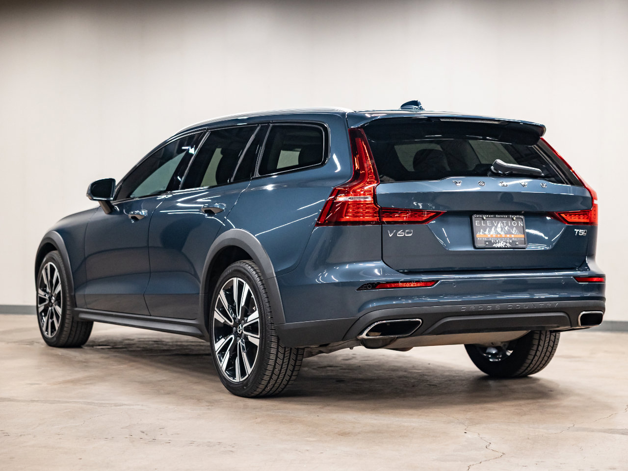 Used 2021 Volvo V60 T5 Cross Country image 24