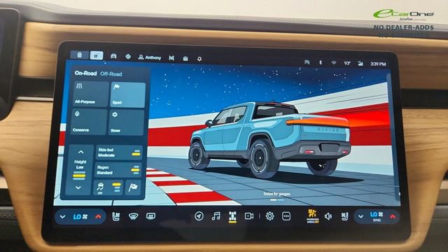 Used 2025 Rivian R1T Premium AWD/4WD image 49