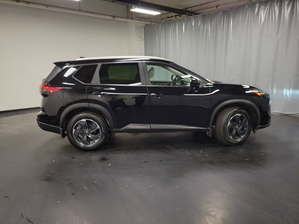 Used 2024 Nissan Rogue SV w/ SV Premium Package image 9