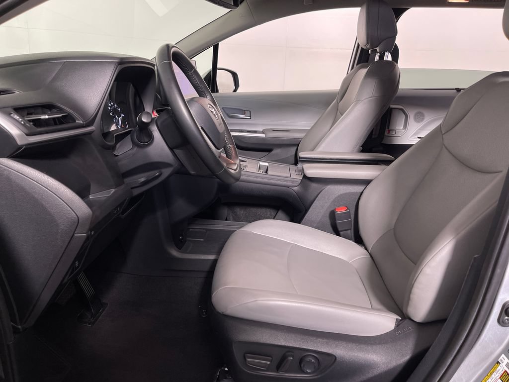 Certified 2025 Toyota Sienna XLE FWD image 12