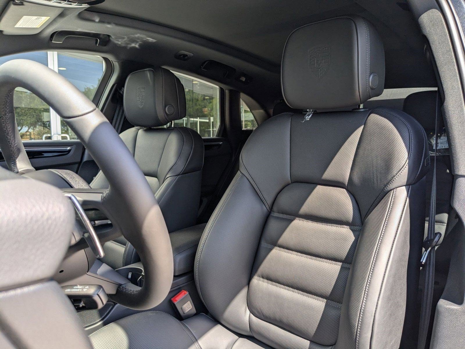 Certified 2025 Porsche Macan image 5