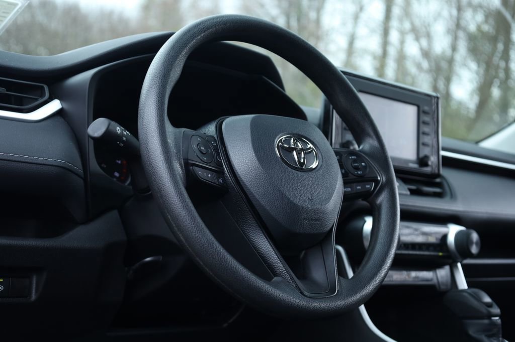 Used 2021 Toyota RAV4 LE image 28