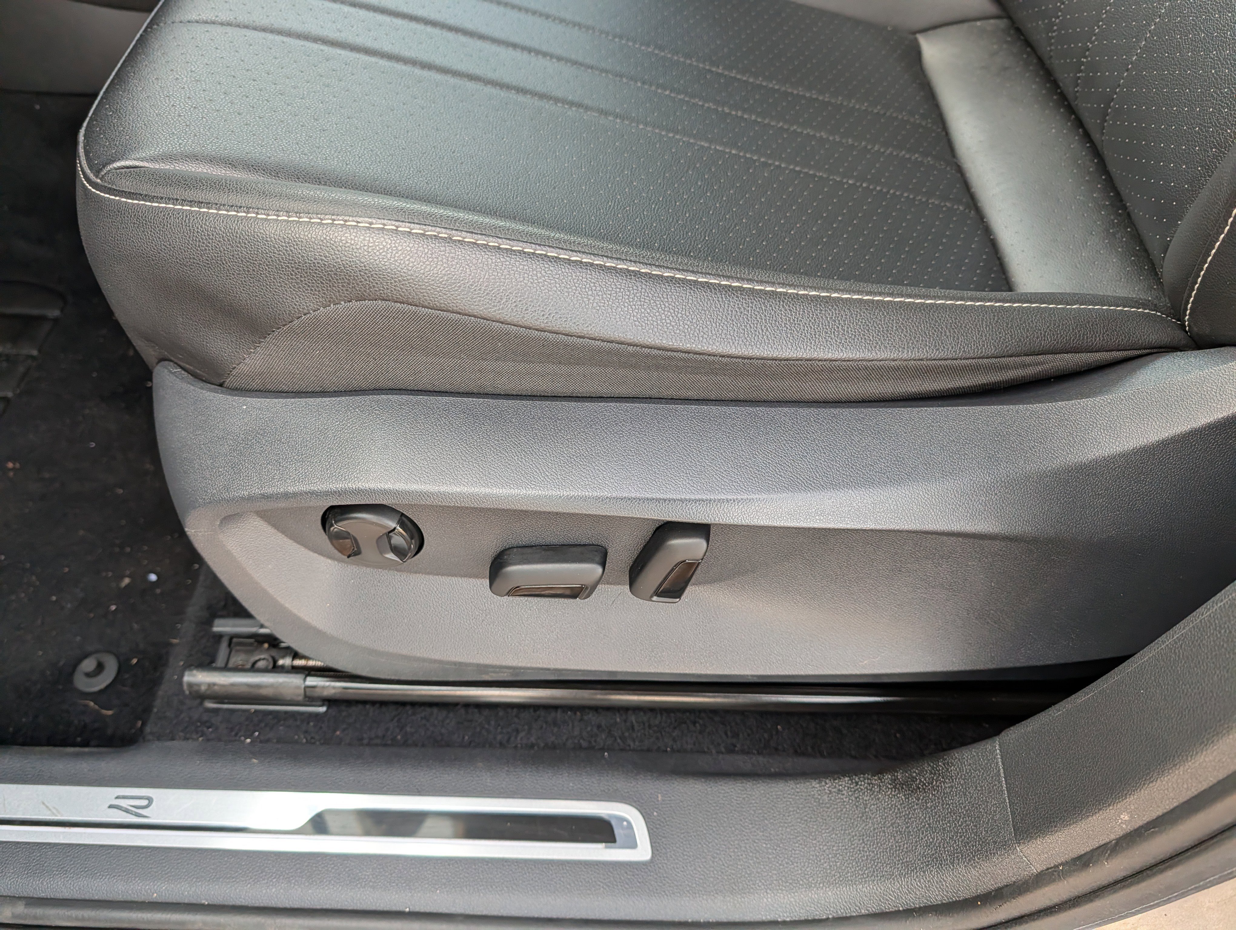 Used 2022 Volkswagen Tiguan SE R-Line image 20