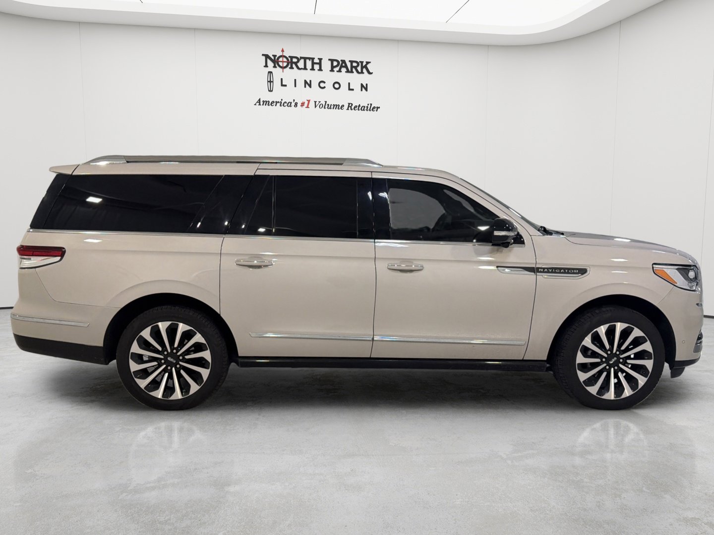 Used 2024 Lincoln Navigator L Reserve AWD/4WD image 6