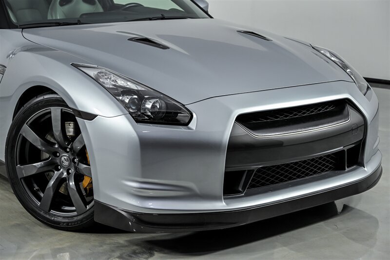 Used 2009 Nissan GT-R Premium AWD/4WD image 2