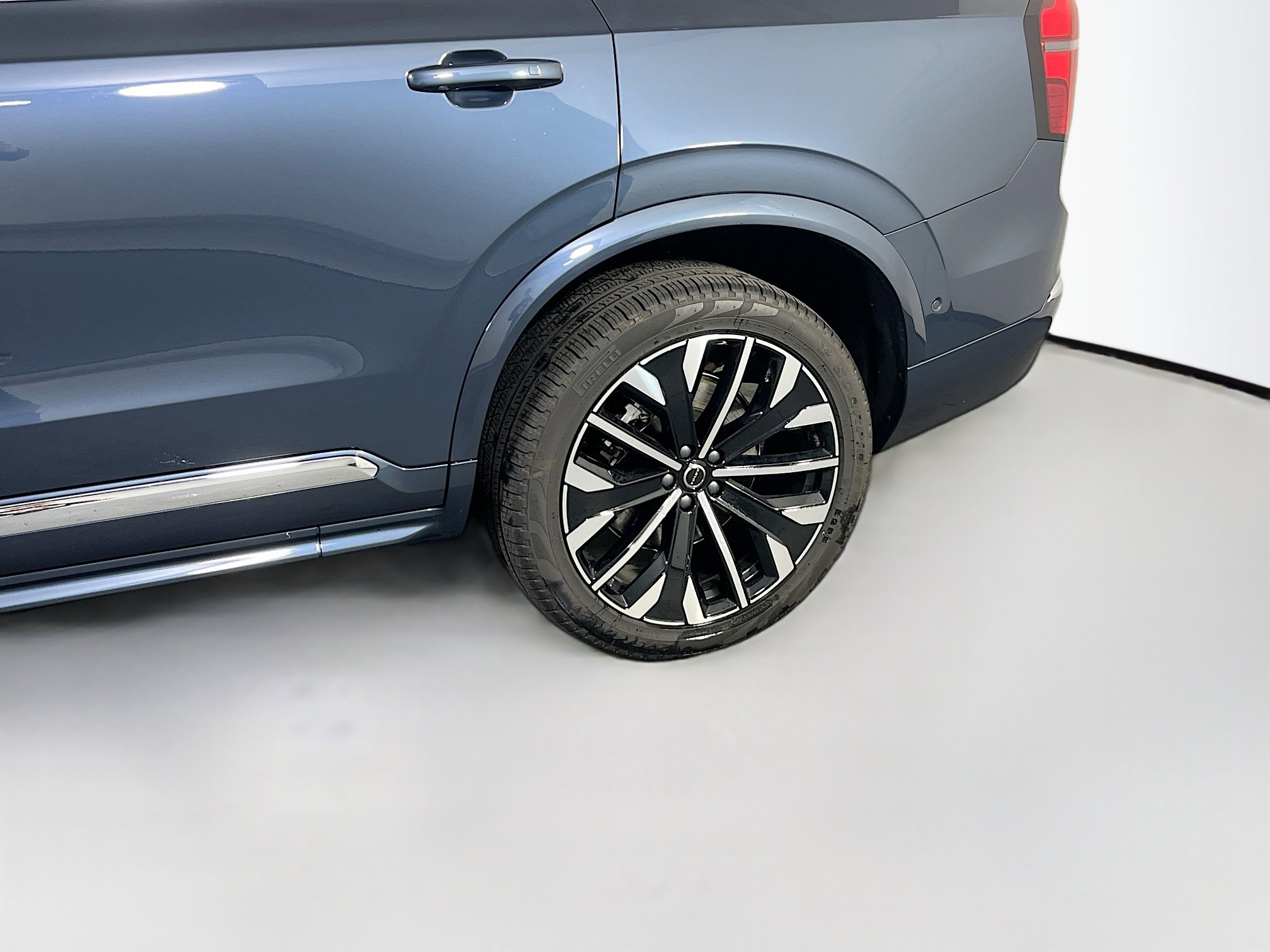 Used 2025 Volvo XC90 T8 Plus w/ Protection Package Premier image 32