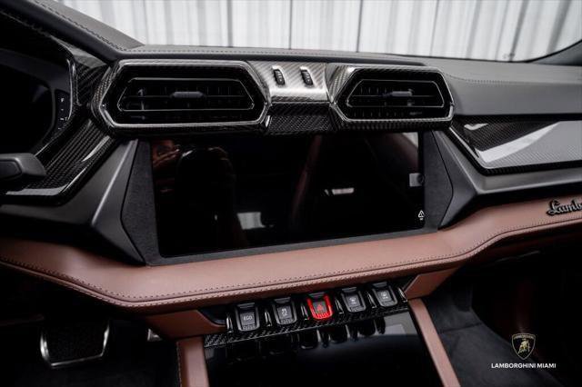 Used 2025 Lamborghini Urus SE AWD/4WD image 28