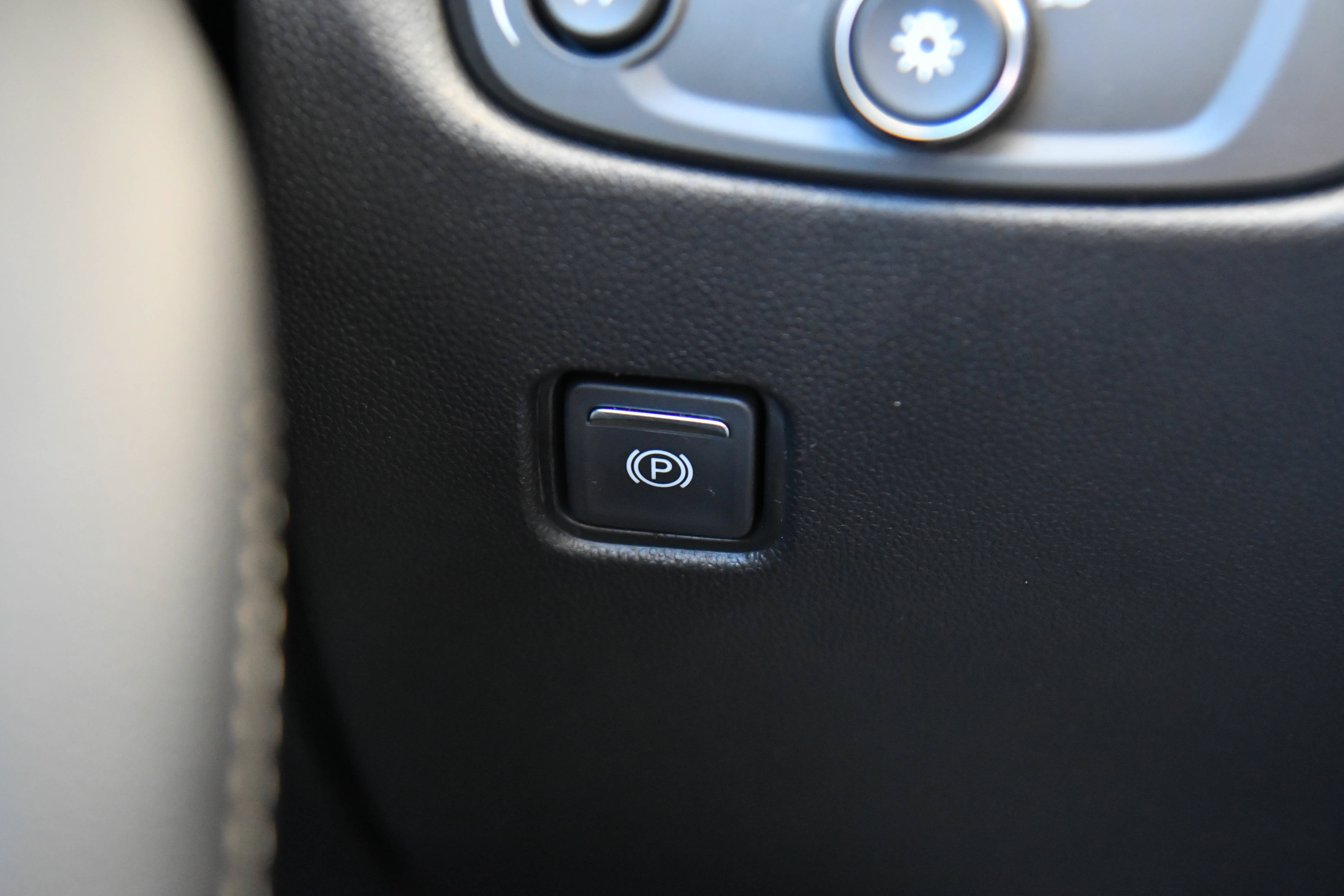 Used 2025 Chevrolet Blazer LT FWD image 32