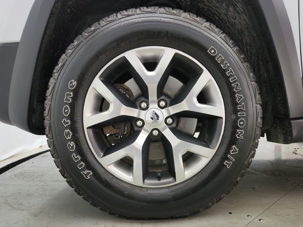 Used 2017 Jeep Cherokee Trailhawk w/ Comfort & Convenience Group AWD/4WD image 39