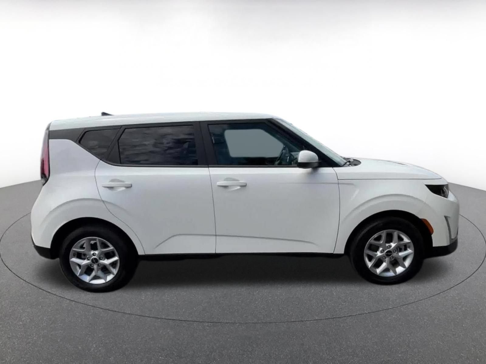 Used 2025 Kia Soul LX w/ LX Technology Package FWD image 16