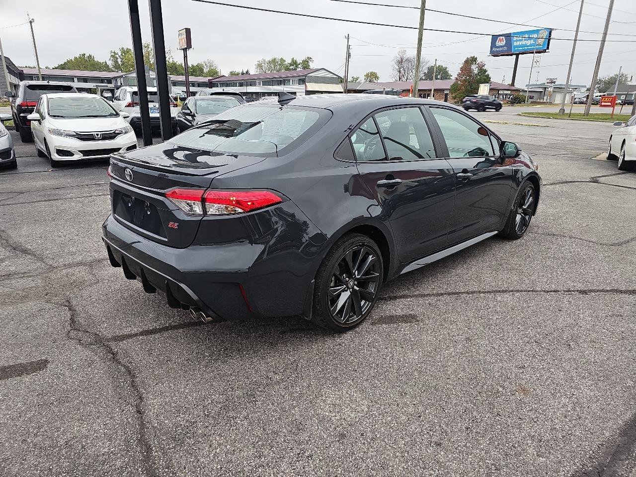 Used 2025 Toyota Corolla SE w/ SE Premium Package image 6