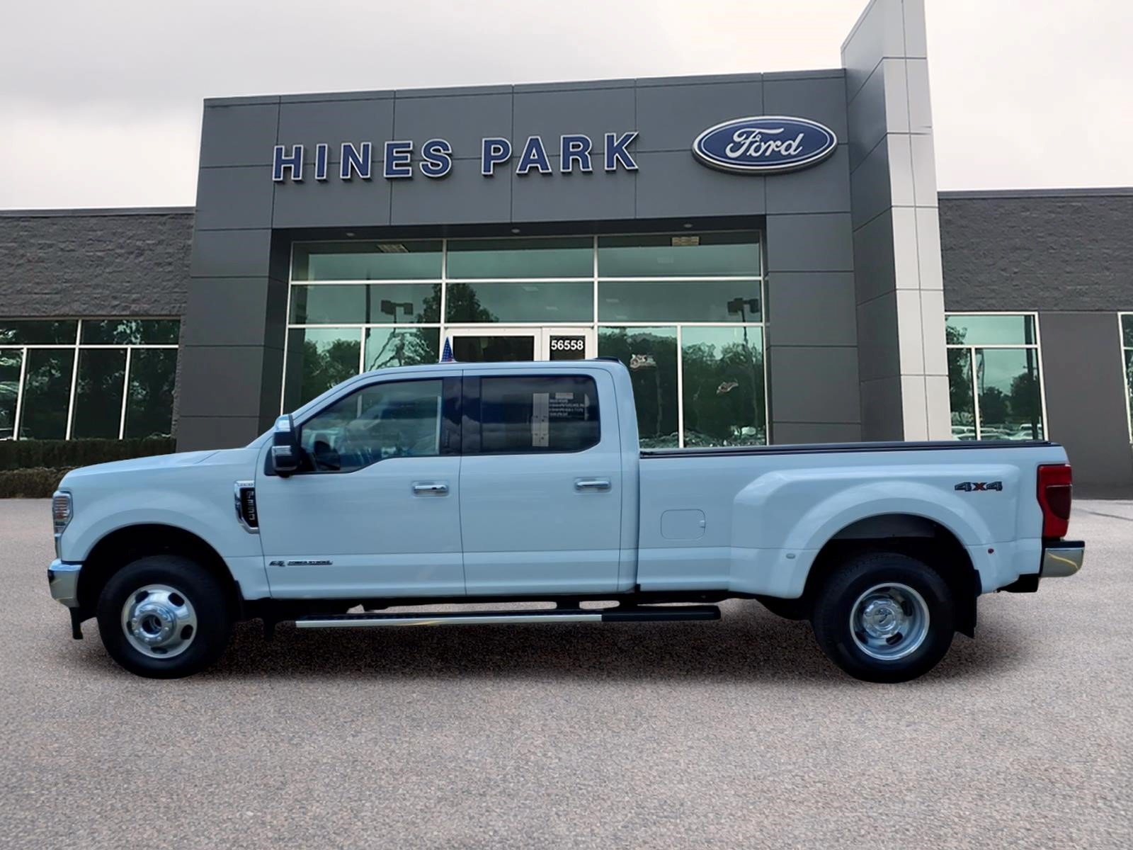 Used 2022 Ford F350 Lariat w/ Lariat Ultimate Package AWD/4WD image 4