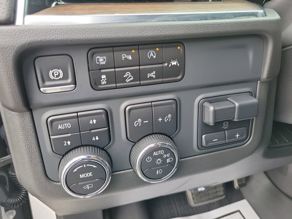 Used 2025 Chevrolet Suburban High Country AWD/4WD image 25