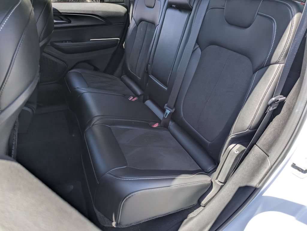 Used 2025 Jeep Grand Cherokee Altitude AWD/4WD image 26