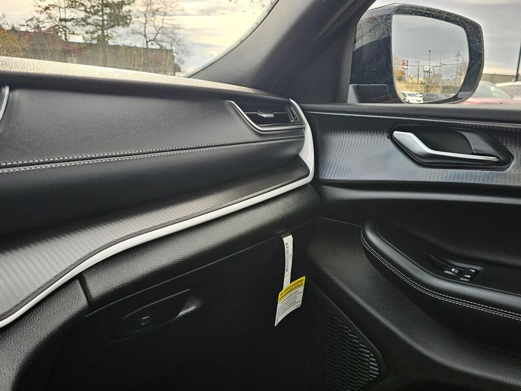 New 2025 Jeep Grand Cherokee L Altitude image 23