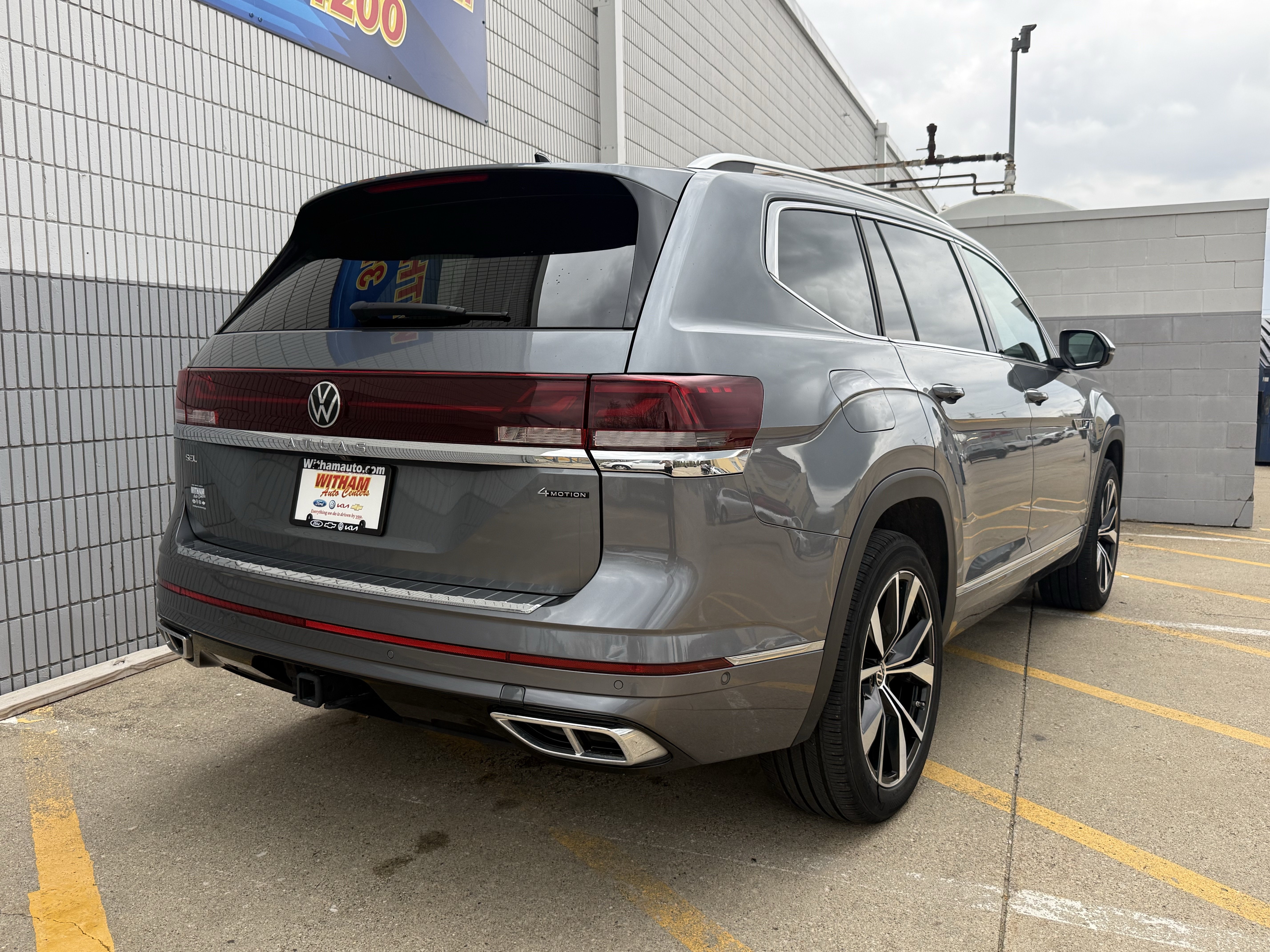 Used 2024 Volkswagen Atlas SEL Premium R-Line AWD/4WD image 4