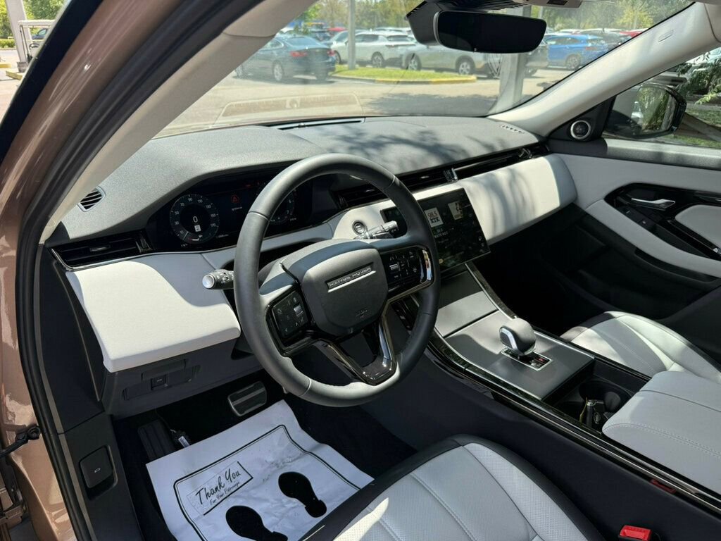 Used 2025 Land Rover Range Rover Evoque Dynamic SE image 3