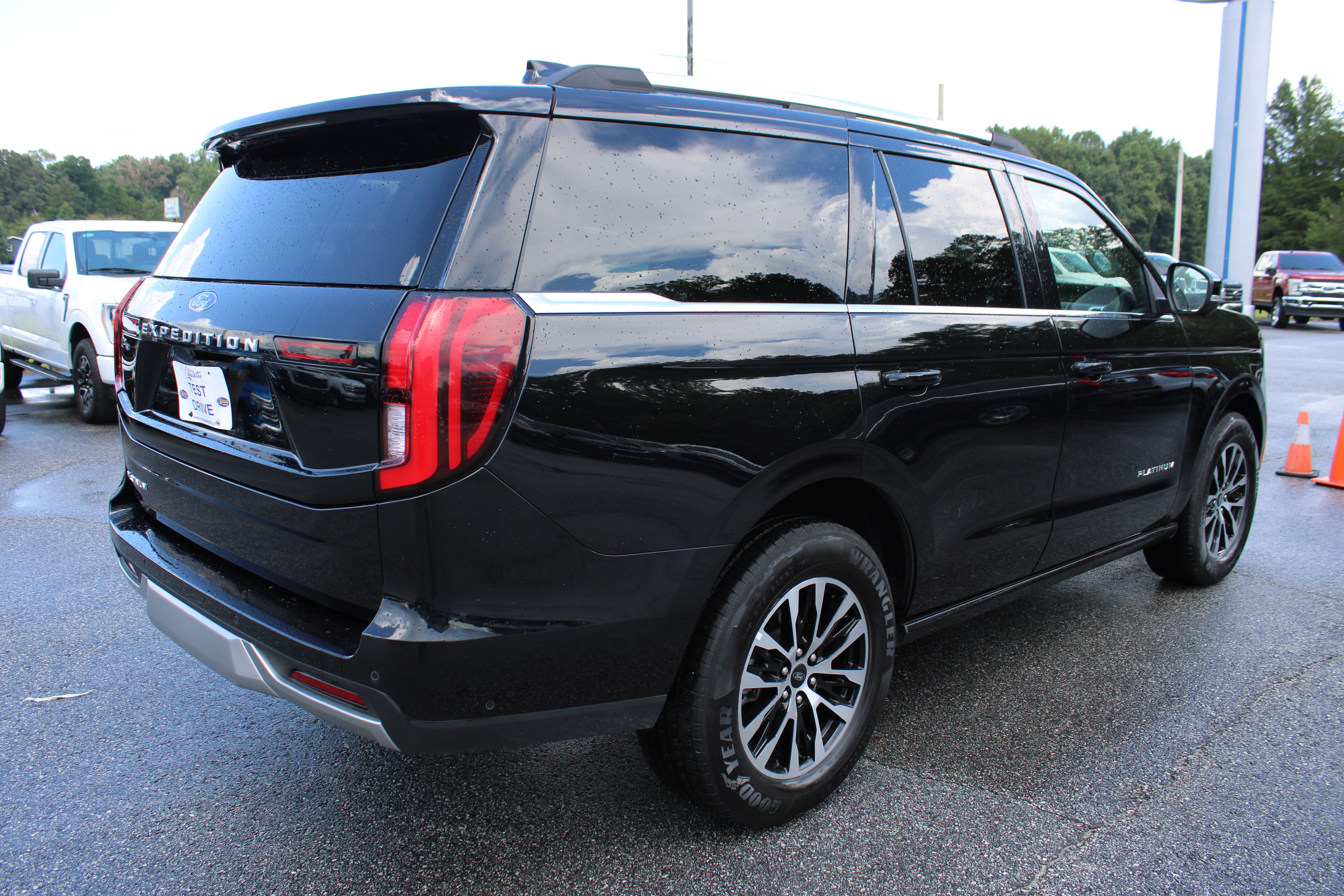 Used 2025 Ford Expedition Platinum AWD/4WD image 6