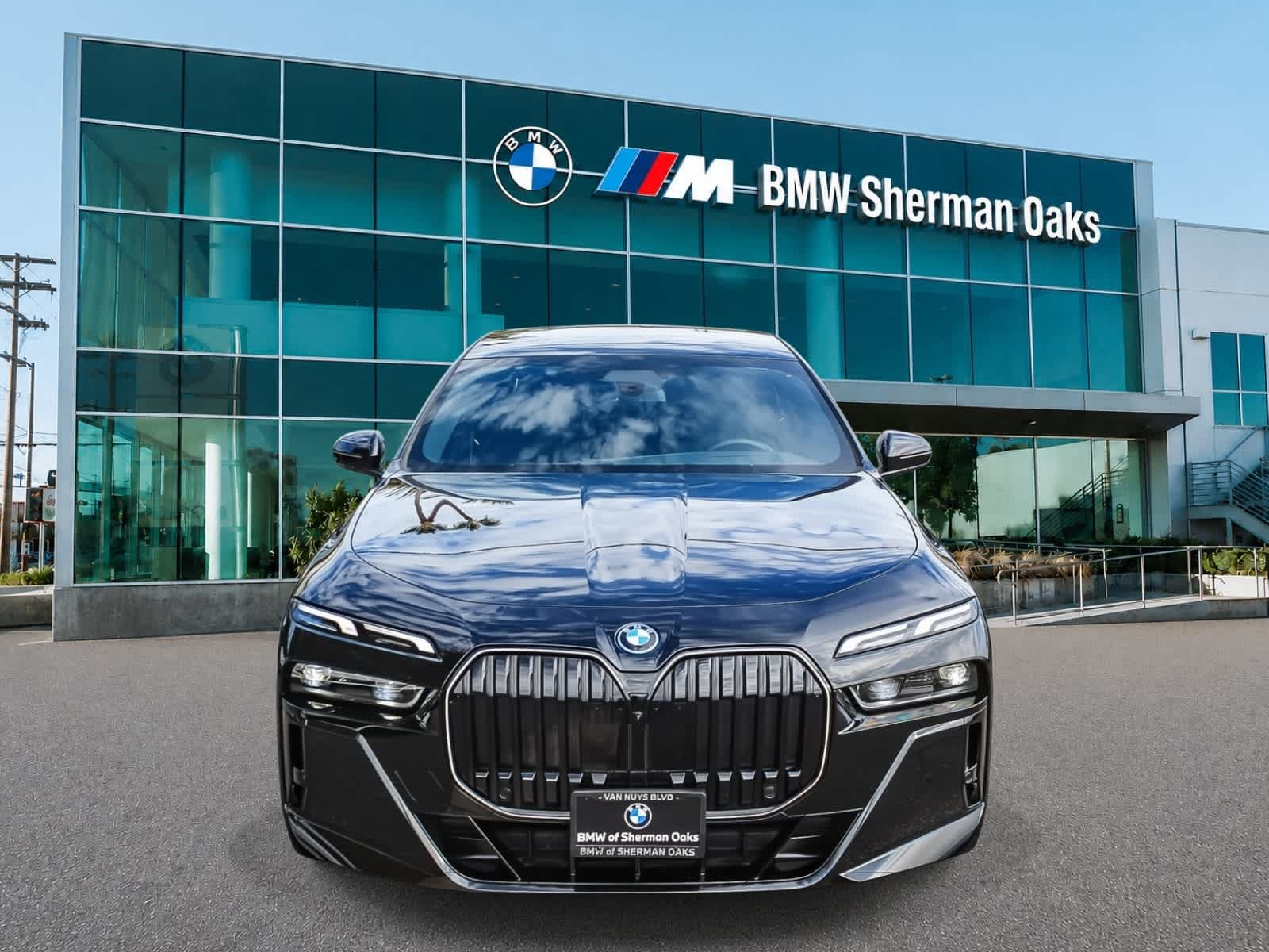 Used 2026 BMW 750e xDrive AWD/4WD image 2