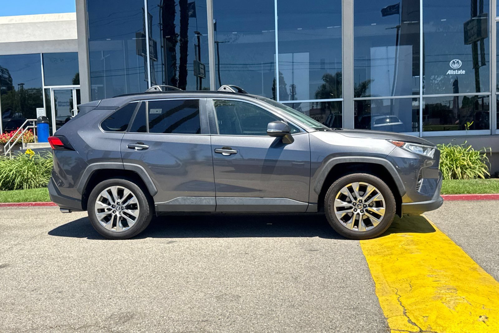 Used 2019 Toyota RAV4 XLE Premium FWD image 4