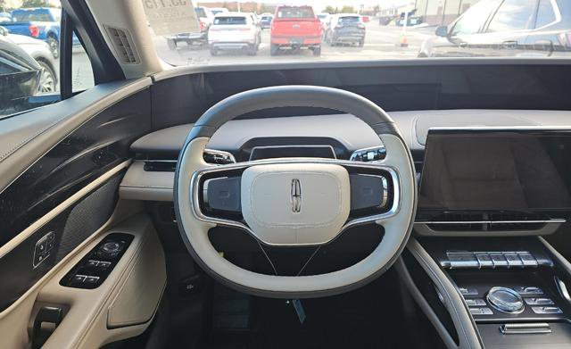 Used 2025 Lincoln Nautilus Premier image 10
