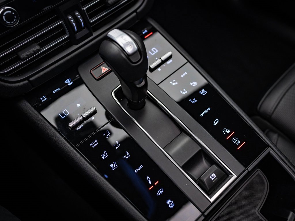 Certified 2024 Porsche Macan image 31