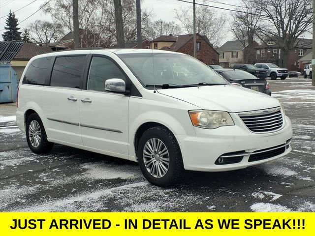 Used 2014 Chrysler Town & Country Touring-L w/ Driver Convenience Group image 3